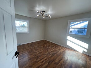 5963 Teakwood Dr in Greendale, WI - Foto de edificio - Building Photo