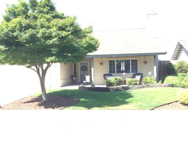 1555 Morgan Dr in Kingsburg, CA - Foto de edificio - Building Photo