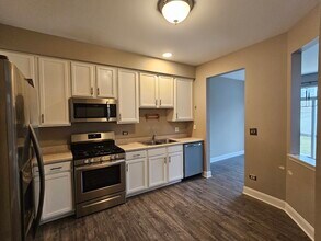 2834 Vernal Ln in Naperville, IL - Foto de edificio - Building Photo