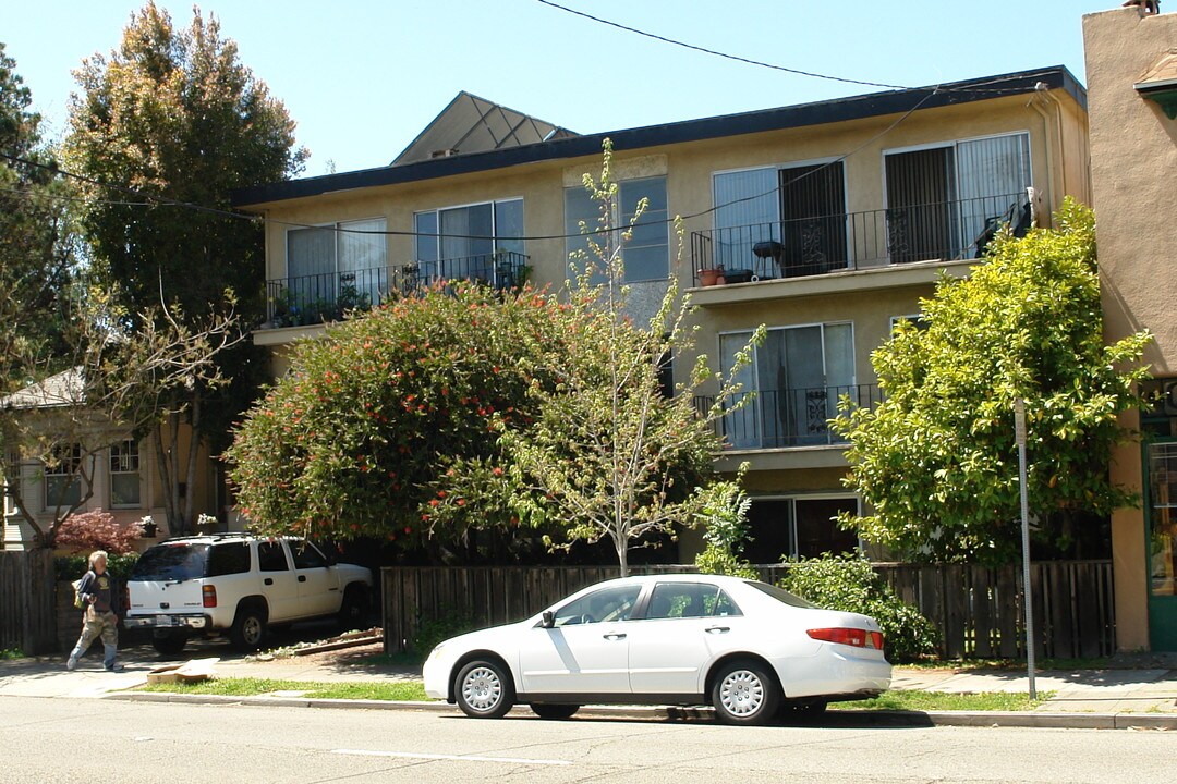 2732 Martin Luther King Jr Way in Berkeley, CA - Foto de edificio