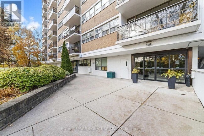 212 Kerr St in Oakville, ON - Building Photo - Building Photo