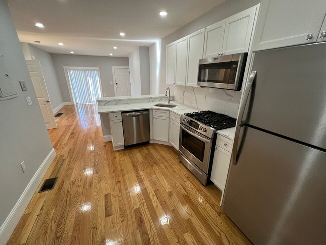 361 Beacon St, Unit #2 in Somerville, MA - Building Photo - Building Photo