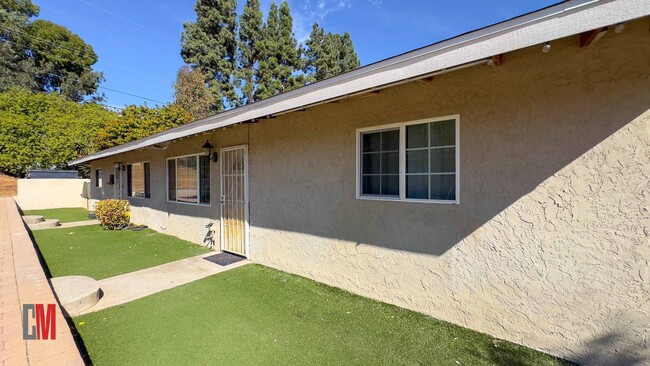 12331-12343 Leona Lane in Poway, CA - Foto de edificio - Interior Photo