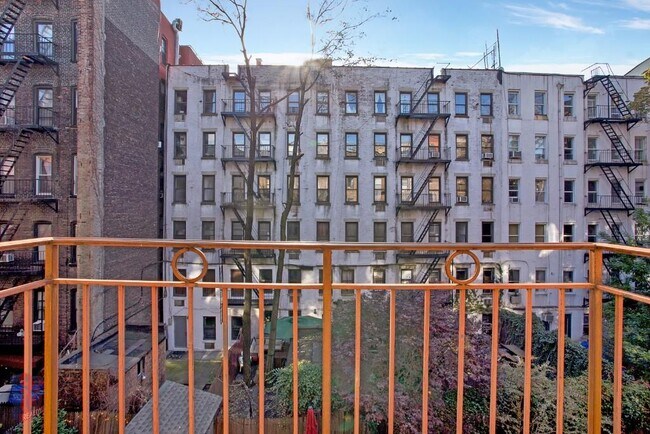 424 E 9th St in New York, NY - Building Photo - Building Photo