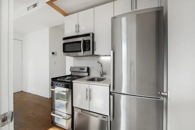 75 Orchard St in New York, NY - Building Photo - Building Photo