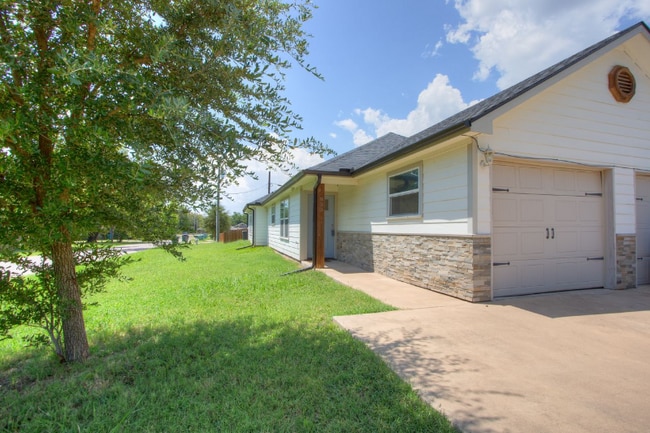 800 N Throckmorton St in Sherman, TX - Building Photo - Building Photo