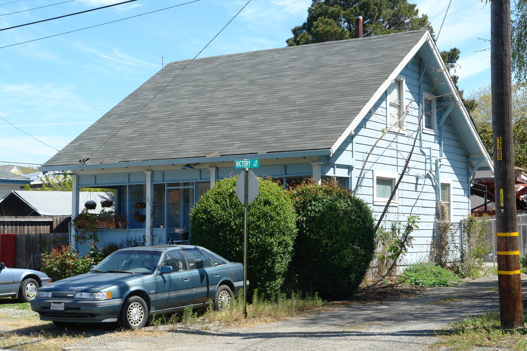 230,248 'H' St./37613 2nd in Fremont, CA - Foto de edificio