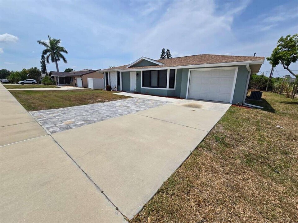 19342 Edgewater Dr in Port Charlotte, FL - Building Photo