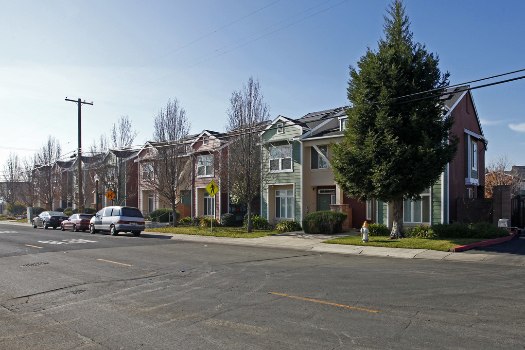 Victory Townhomes in Sacramento, CA - Building Photo