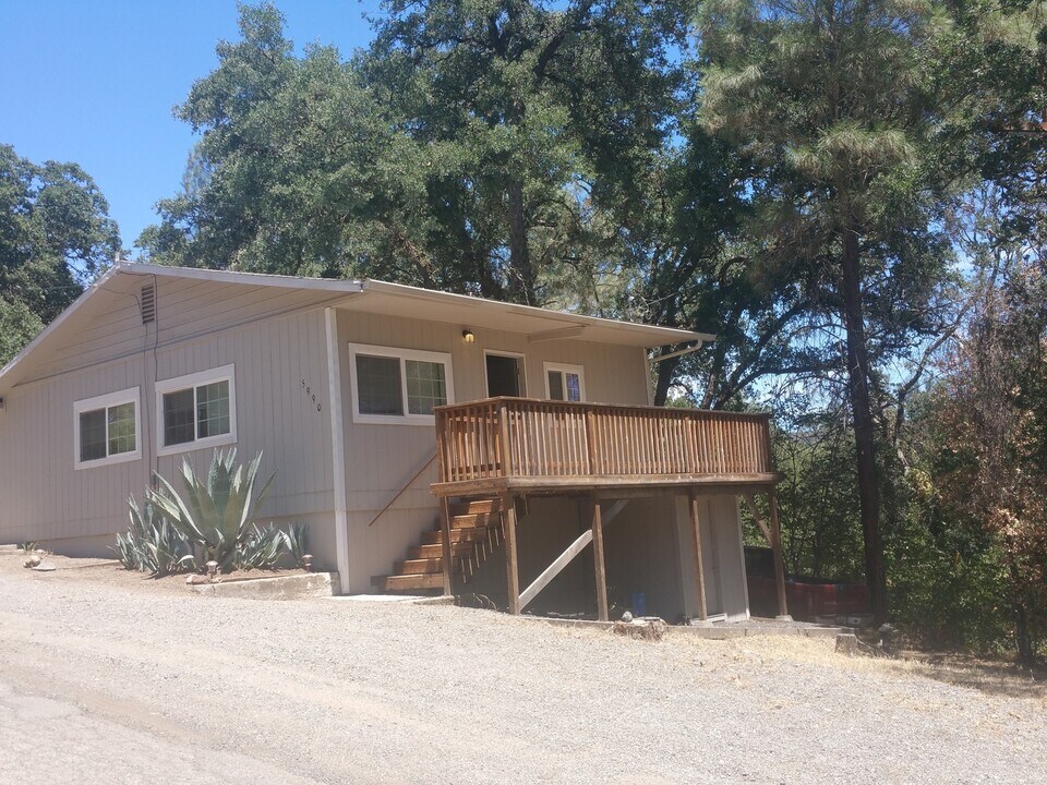 5990 Huron Ave in Clearlake, CA - Building Photo