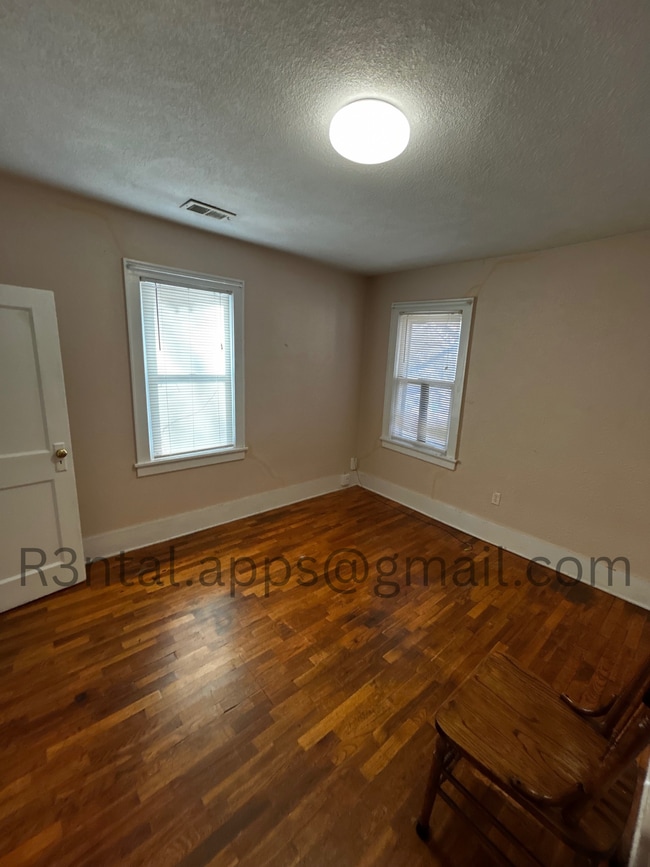 622.5 S Locust St in Ottawa, KS - Building Photo - Building Photo