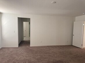 5961 Bruselas St in Las Vegas, NV - Building Photo - Building Photo