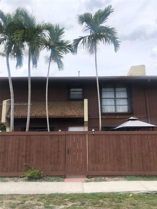 7114 SW 114th Pl in Miami, FL - Building Photo