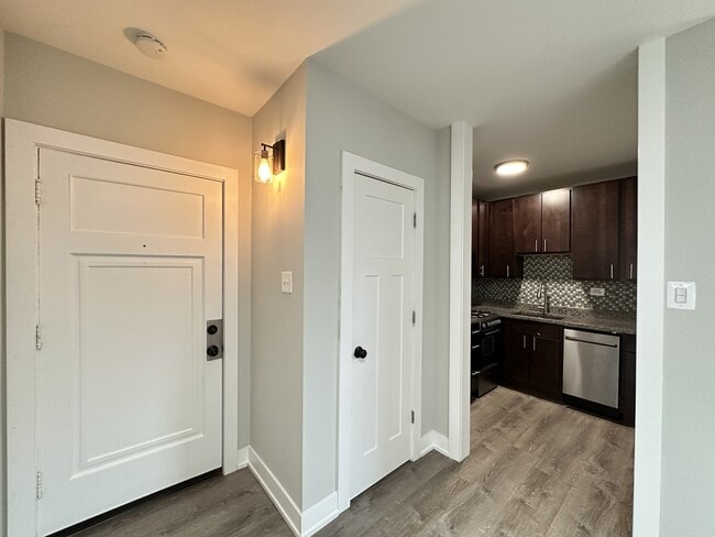 4823 N Damen Ave, Unit 214 in Chicago, IL - Foto de edificio - Building Photo