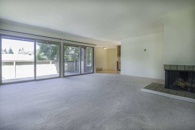 500 W Middlefield Rd-Unit -APT 32 in Mountain View, CA - Building Photo - Building Photo