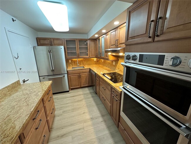 6039 Collins Ave in Miami Beach, FL - Building Photo - Building Photo