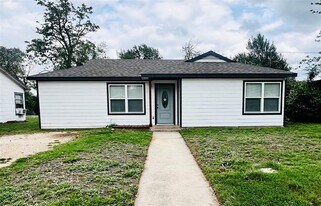 728 Copeland St in Rockdale, TX - Building Photo