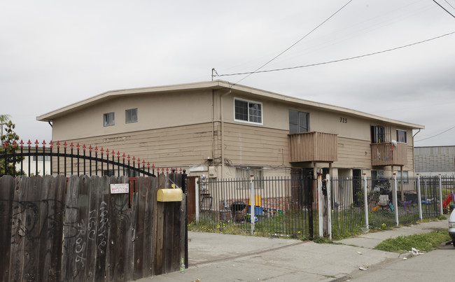 725 S Elmhurst Ave in Oakland, CA - Building Photo - Building Photo