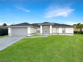 1005 SW 18th Ave in Cape Coral, FL - Building Photo - Building Photo
