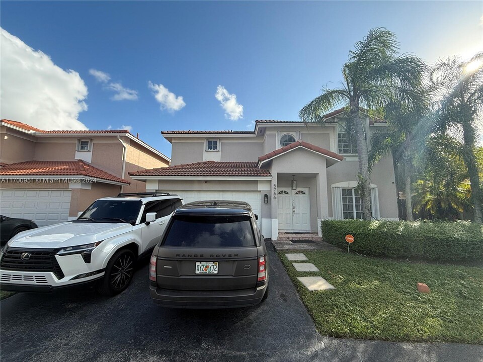 5766 NW 99th Pl in Doral, FL - Foto de edificio