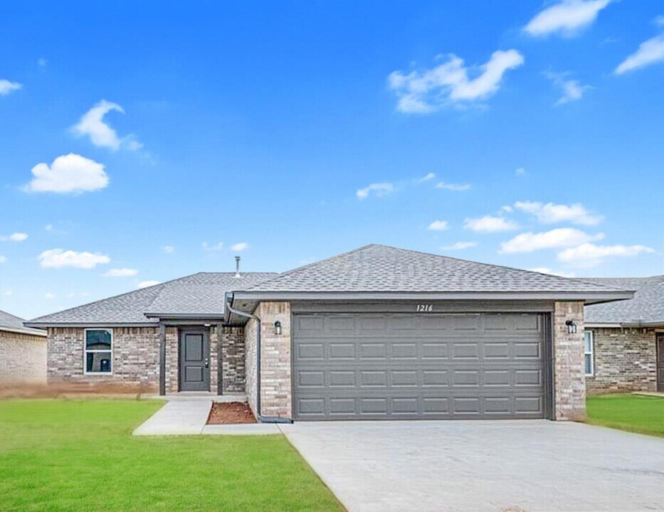 1626 Highland Loop in Guthrie, OK - Building Photo