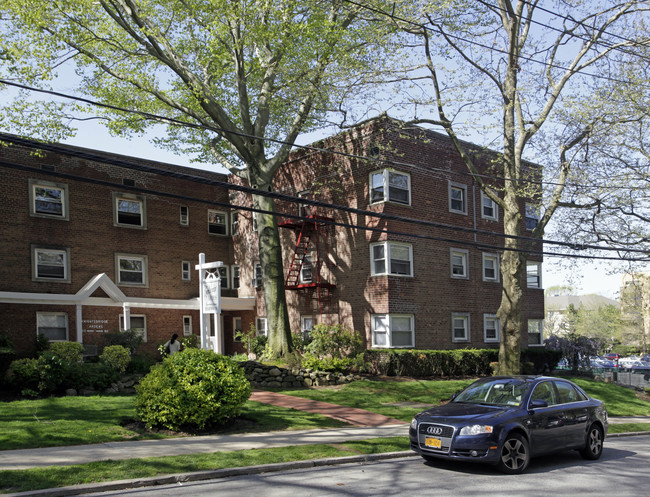 Knightsbridge Gardens in Great Neck, NY - Foto de edificio - Building Photo