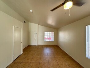 5520 Oakwood Ridge St in Las Vegas, NV - Foto de edificio - Building Photo