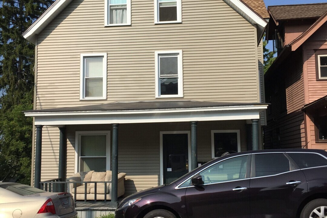 134 College Ave in Ithaca, NY - Building Photo