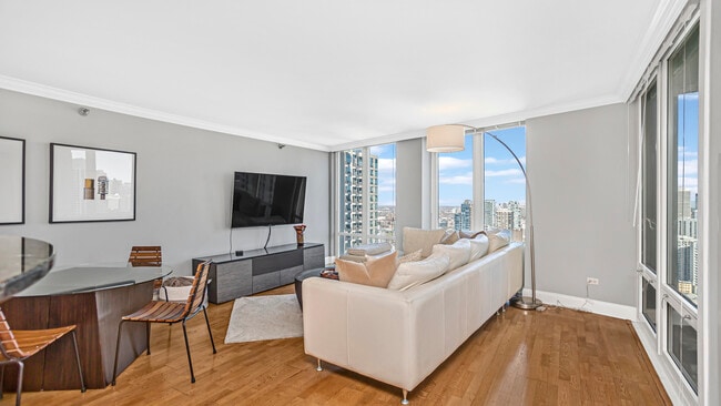 345 N La Salle Dr in Chicago, IL - Building Photo - Building Photo