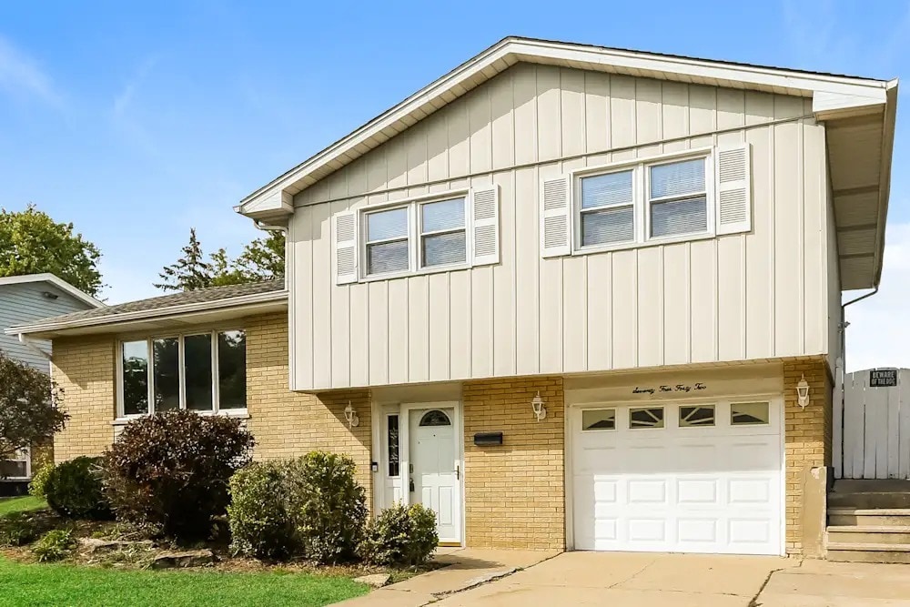 7441 160th St in Tinley Park, IL - Building Photo