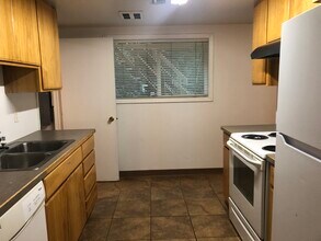 450 NW Larry St, Unit Lower in Pullman, WA - Foto de edificio - Building Photo