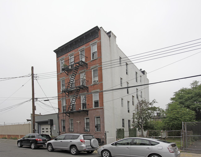 164 Dikeman St in Brooklyn, NY - Foto de edificio - Building Photo