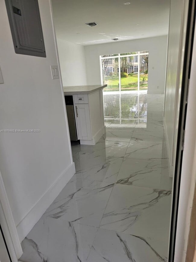 3430 NW 52nd Ave in Lauderdale Lakes, FL - Foto de edificio - Building Photo