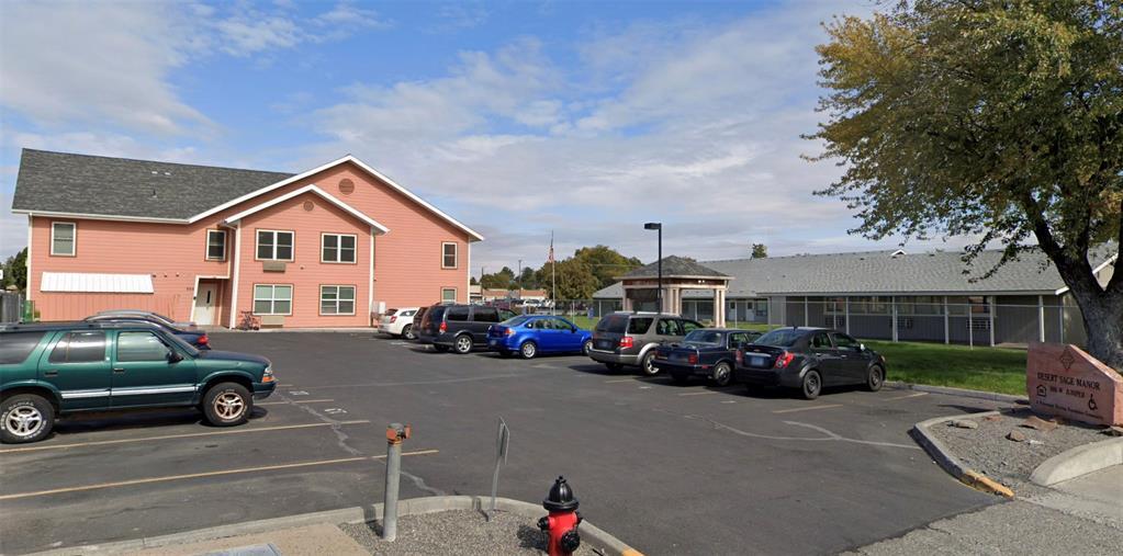 986 W Juniper Ave in Hermiston, OR - Foto de edificio