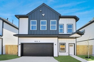 8025 Peachtree St in Houston, TX - Building Photo - Building Photo