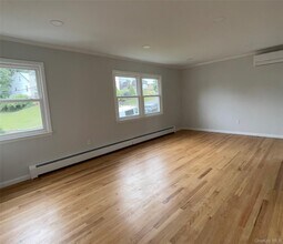 9 Walnut Ln in Harrison, NY - Building Photo - Building Photo