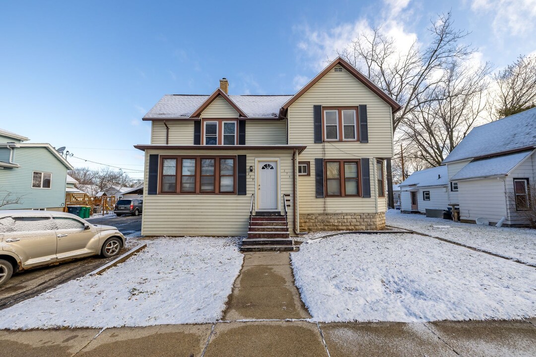 275 E 2nd St in Fond du Lac, WI - Foto de edificio
