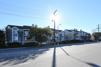 Encino Gardens Apartments in Encino, CA - Building Photo - Building Photo