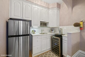 68 E Cedar St-Unit -2R in Chicago, IL - Building Photo - Building Photo