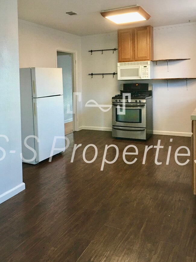 1929 Larkin Way in Sacramento, CA - Building Photo - Building Photo