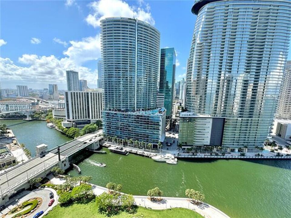 475 Brickell Ave in Miami, FL - Building Photo