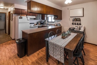 Heritage Place Apartments in Sioux Falls, SD - Foto de edificio - Building Photo