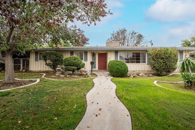 8309 Hall Rd in Lamont, CA - Building Photo - Building Photo