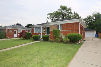 8424 Berwyn St in Dearborn Heights, MI - Building Photo - Building Photo