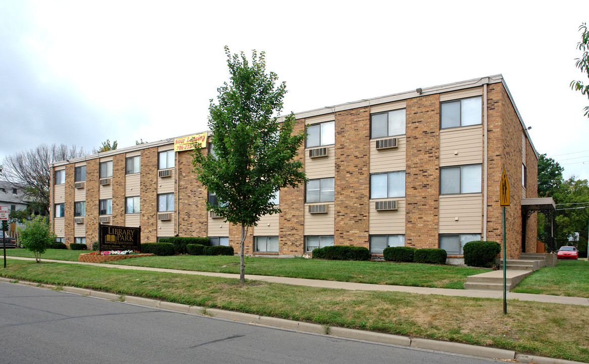 Library Park Apartments in Topeka, KS - Building Photo