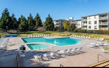 4 Commodore Dr, Unit #229 in Emeryville, CA - Building Photo - Building Photo