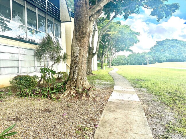 9080 Lime Bay Blvd in Tamarac, FL - Building Photo - Building Photo