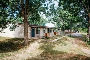 2421 Madison St, Unit 52 in Clarksville, TN - Building Photo