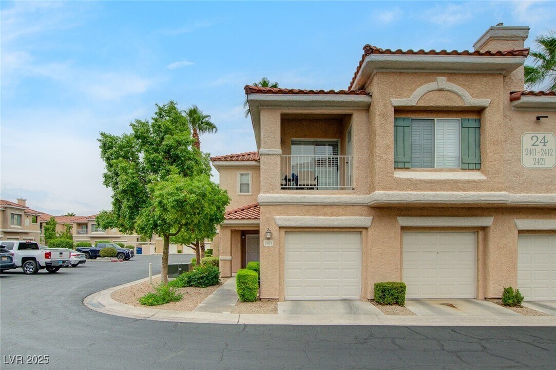 251 S Green Valley Pkwy in Henderson, NV - Foto de edificio