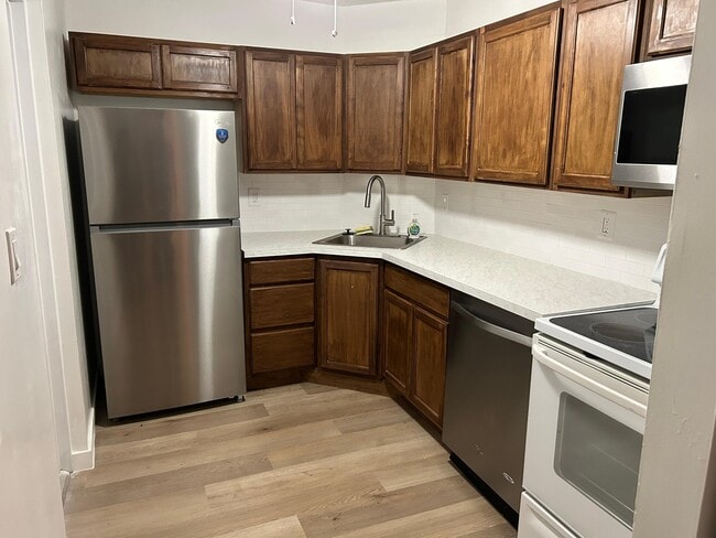 property at 3115 Oakland Shores Dr